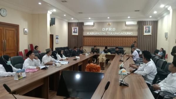 Guru Honorer P1 Geruduk DPRD Tulungagung, Tuntut Kesejahteraan