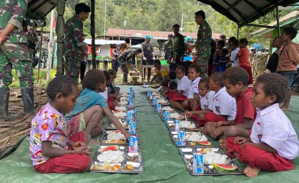 Satgas Yonif 509 Kostrad Bagikan Makanan Bergizi untuk Anak Sekolah di Intan Jaya