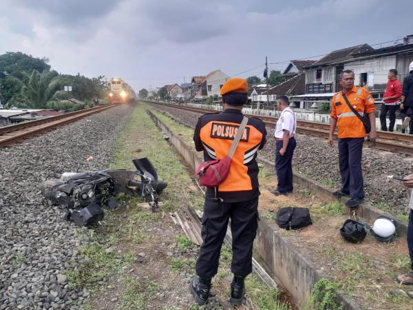 Terobos Palang Pintu, Pelajar Putri Tewas Tersambar KA Harina di Semarang