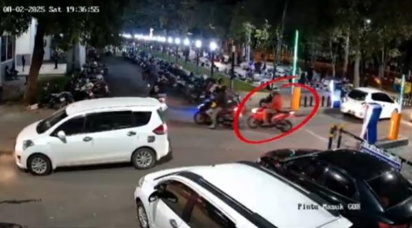 Viral, Aksi Nekat Dua Pria Gasak Motor di GOR Tuban, Aksi Mereka Terekam CCTV