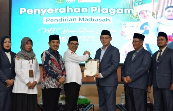 Kakemenag Jatim Serahkan Izin Operasional (IJOP) MI BAS International Islamic School Tuban