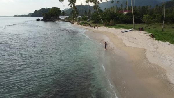 Indahnya Pantai Labuhan Haji Timur Surga Wisata yang Tersembunyi