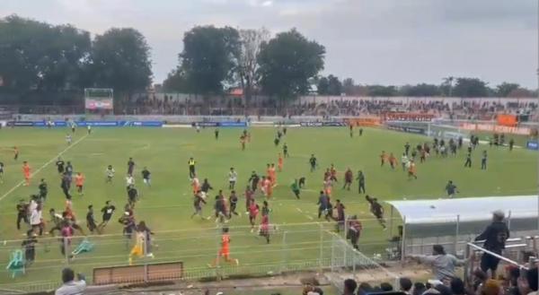 Kalah di Kandang Lawan Tornado FC, Suporter Persekabpas Ricuh Masuk Lapangan