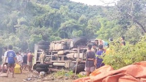 Bus Kayu Mitra Ndaonja Terbalik di Praimadita, Dion Sang Sopir Raih Simpati Warganet Sumba Timur