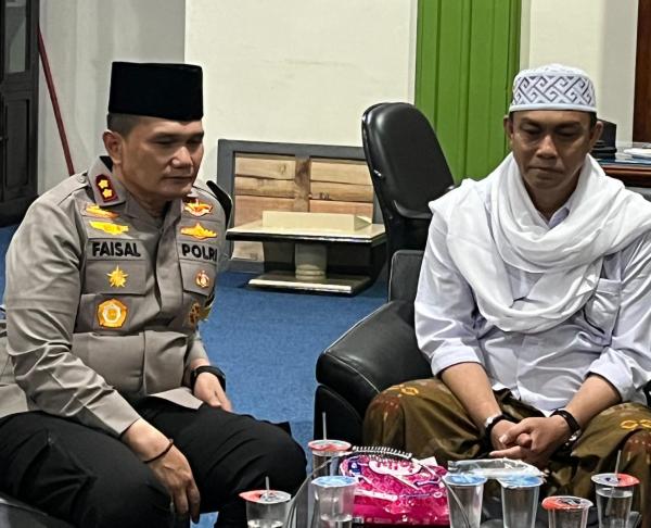 AKBP Ahmad Faisal Melayat ke Rumah Duka Ulama Kharismatik Abu Kuta Krueng di Ponpes Darul Munawwarah