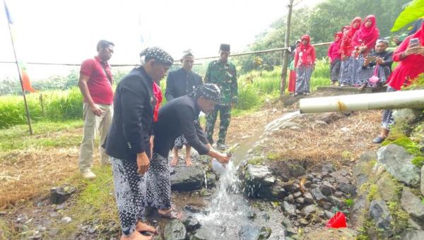 Tradisi Pengambilan Air Suci dalam Balutan Adat Gagrak Semarang di Sendang Kali Rembes 