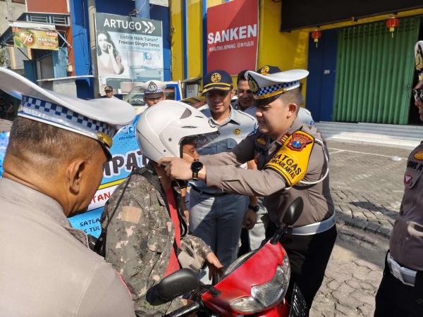 Satlantas Polres Tulungagung Bagikan Helm Gratis dalam Operasi Simpatik Keselamatan