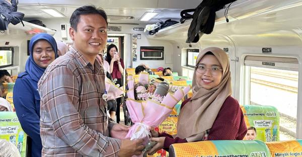 Valentine Day 2025, KAI Berikan Kejutan Manis di Stasiun Poncol