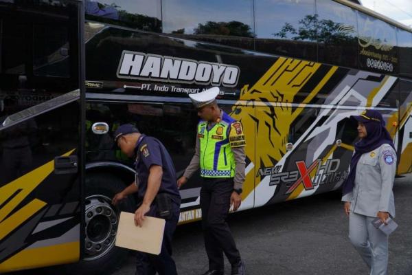 Satlantas Temanggung Cek Rutin Keselamatan Bus di Terminal Induk Madureso