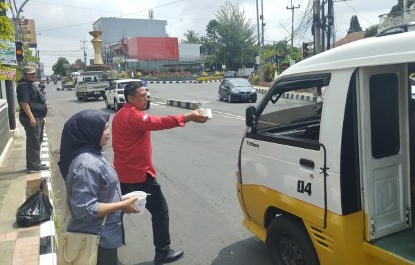 Bagikan Ratusan Paket Makanan Gratis, TMP Kuningan: Ini Kerja Sosial