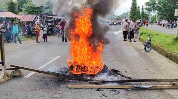 Massa Blokade Jalan, Buntut Dugaan Oknum TNI Aniaya Warga Hingga Tewas