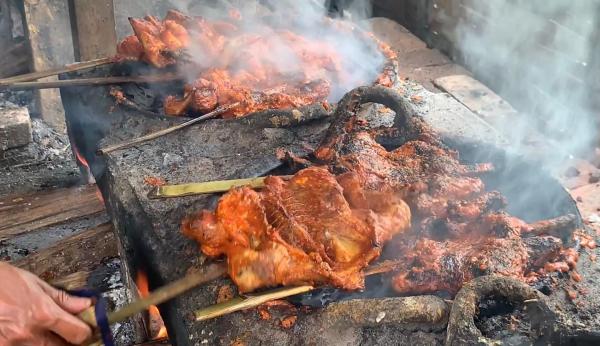 Menyantap Kelezatan Ayam Panggang Ndhadapan Ponorogo, Ada Garang Asem Bambu