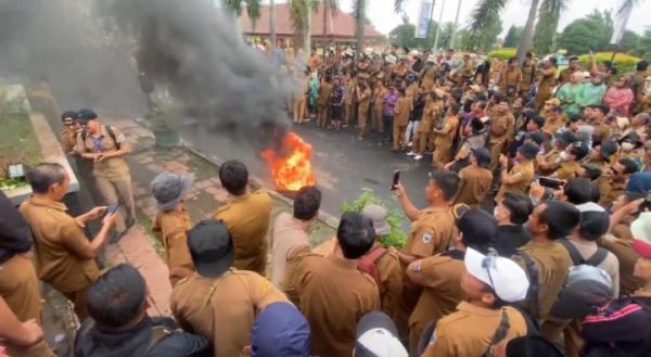 Rusuh! Ribuan Perangkat Desa di Pandeglang Bakar Ban dan Rusak Gedung Akibat Gaji Belum Dibayar