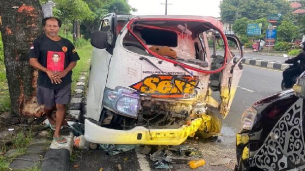 Laka Tunggal, Sopir Ngantuk Mobil Tabrak Pohon Depan Puskesmas Kartasura