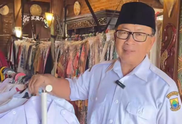 Masa Jabatan Berakhir, Bupati Cianjur Herman Suherman Bagikan Baju Layak Pakai kepada Warga