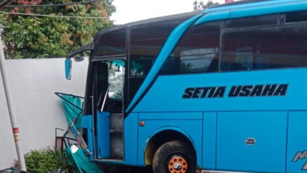 Rem Blong Dijalan Menurun, Bus Setia Usaha Jurusan Tawangmangu-Solo Tabrak Kedai Es Teh, 1 Tewas