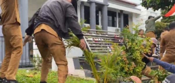 Rusak Gedung dan Bakar Ban! Ribuan Perangkat Desa di Pandeglang Ngamuk Gegara Siltap Belum Dibayar