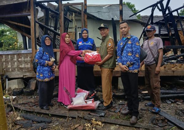 Dinsos Kabupaten Lebak Salurkan Bantuan Kepada Korban Kebakaran di Desa Bolang Lebak Banten