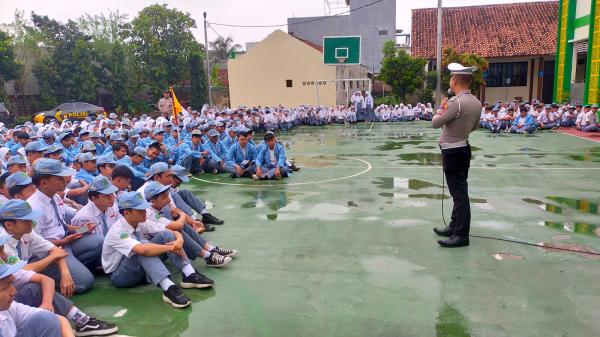 Polsek Cihideung Gencarkan Edukasi Lalin dan Pencegahan Kenakalan Remaja ke Pelajar di Tasikmalaya