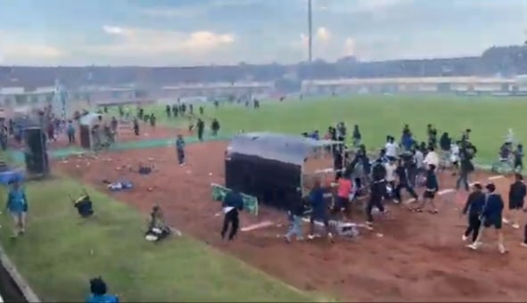 Ricuh Persela VS Persijap, Suporter Persela Lamongan Mengamuk, Hingga Bakar Gawang Stadion