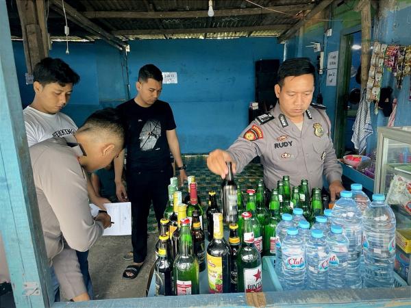 Razia Miras Jelang Ramadhan, Warung dan Karaoke Jadi Sasaran Polisi