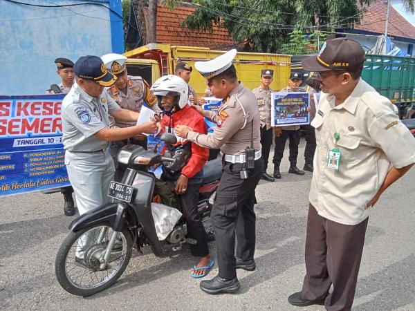 Operasi Keselamatan Semeru 2025, Polres Madiun Bagikan Helm dan Souvenir bagi Pengendara Tertib