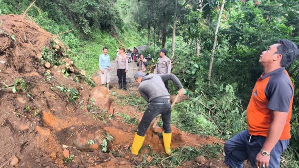 Petugas Bersama Masyarakat evakuasi Longsoran yang Tutup Jalan di Talegong