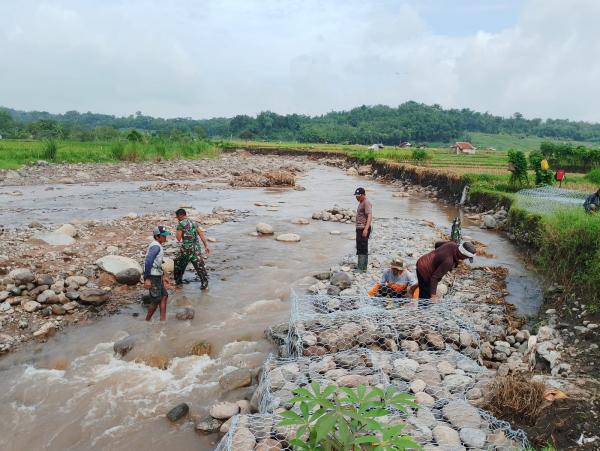 Cegah Banjir, TNI dan Warga Pasang Bronjong di Sungai Cijangkelok, Kuningan