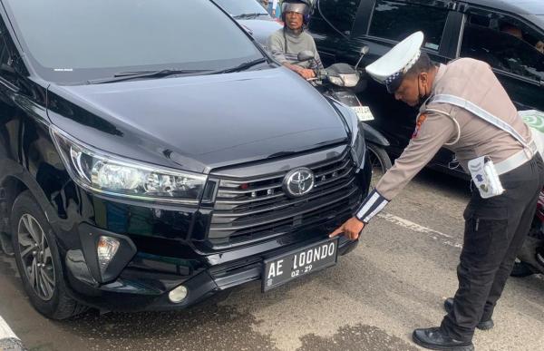 Usai Viral di Malang, Polisi Berhentikan Mobil Berpelat Nomor Aneh di Ponorogo