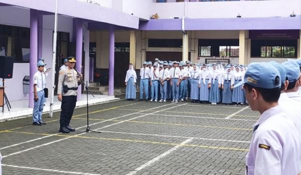 Police Goes to School: Polsek Cikoneng Tanamkan Disiplin dan Patriotisme