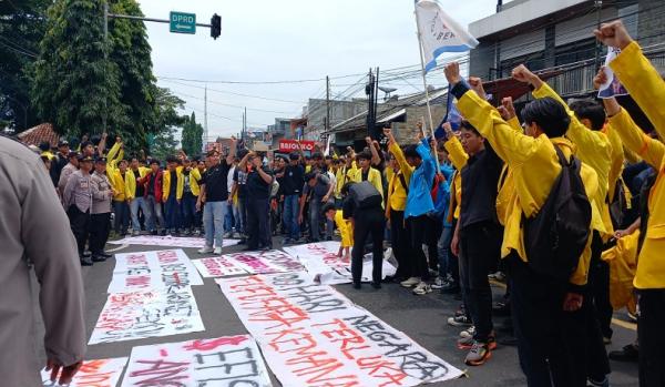 Geruduk Kantor DPRD Kota Tasikmalaya, Ratusan Mahasiswa Unjuk Rasa 