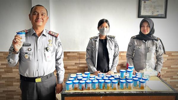 Ciptakan Rutan Bebas Halinar, Petugas Rutan Gresik Jalani Tes Urine Mendadak