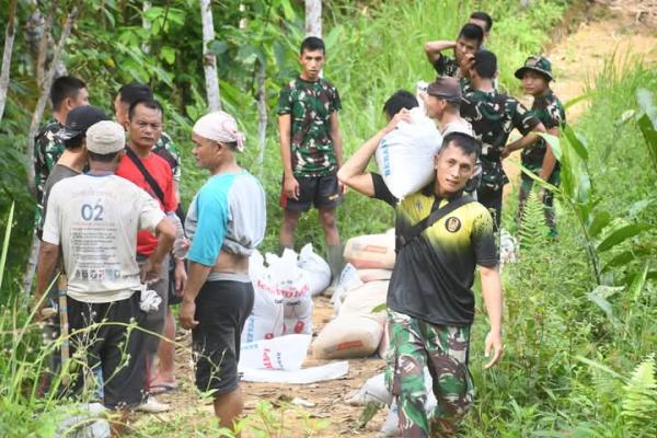 Viral Guru Bolos Mengajar Sebulan di Nias, TNI dan Warga Bangun Akses Jalan