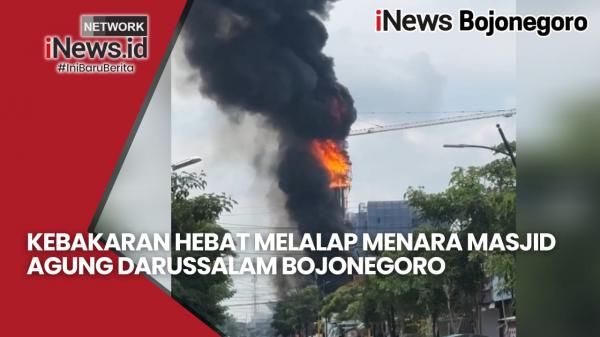 Video - Kebakaran Hebat Melalap Menara Masjid Agung Darussalam Bojonegoro