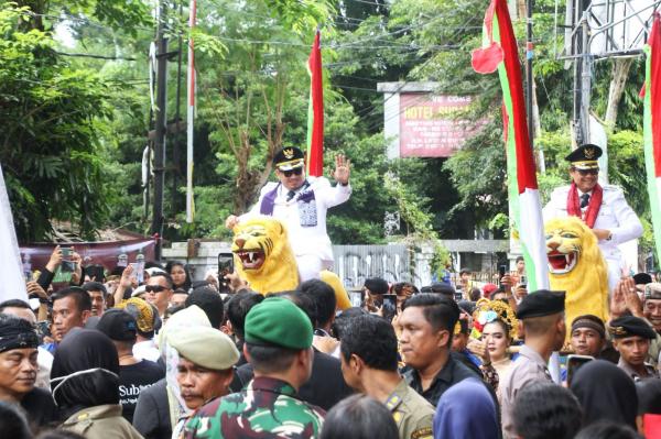 Ribuan Warga Tumpah Ruah Sambut Kedatangan Bupati dan Wakil Bupati Subang