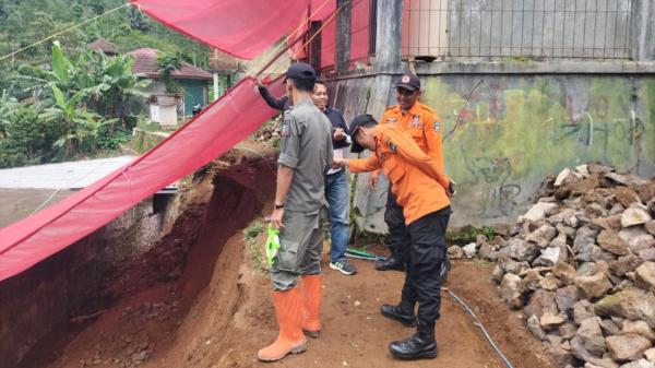 TPT di Banjarwangi Longsor Timpa Benteng Masjid dan Ancam Rumah Warga