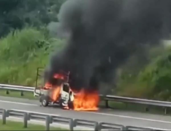 Pikap Bermuatan Motor Listrik Ludes Terbakar di Tol Gempol, Polisi Selidiki Penyebabnya