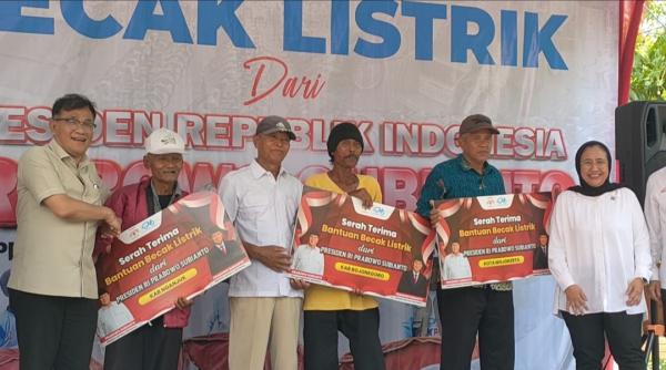 Terima Becak Listrik Bantuan Presiden Prabowo, Puluhan Pengayuh Becak Lanjut Usia Tersenyum Bahagia