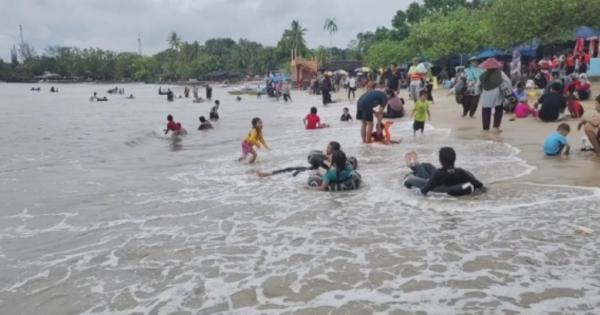 Ribuan Wisatawan Padati Pantai Carita, Nikmati Liburan Jelang Ramadan