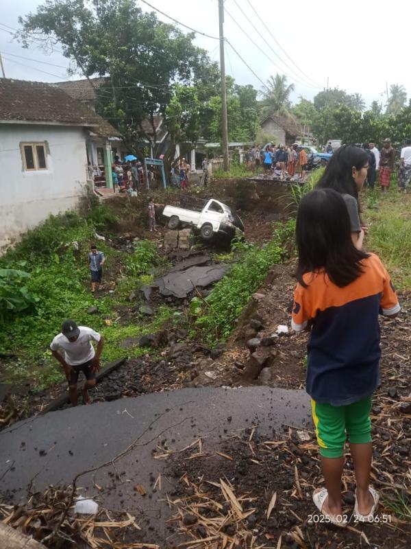 Angkut Pekerja, Sebuah Pikap Nyungsep di Jalan Ambles Karena Banjir