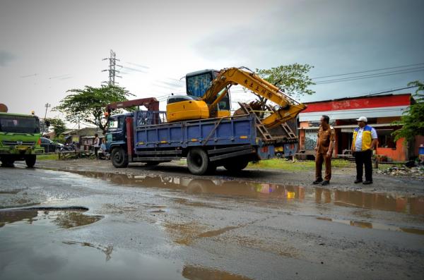 Respon Cepat! dr. Alif Tinjau dan Pastikan Perbaikan Jalan Rusak di Gresik