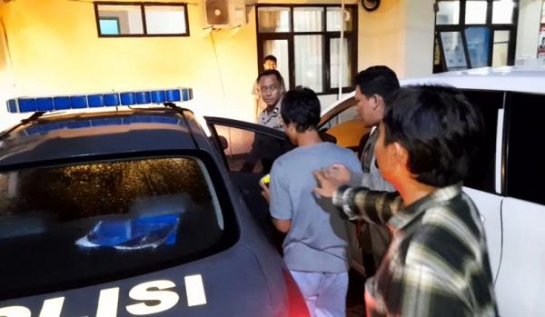 Anggota Polsek Tawang Antarkan Pulang Pria ODGJ yang Sempat Resahkan Warga ke Rumahnya