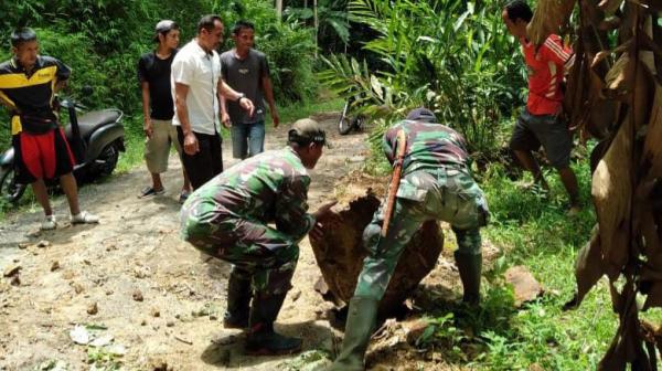 TNI Bersama Warga Evakuasi Longsoran di Jalan Bahar Desa Neglasari