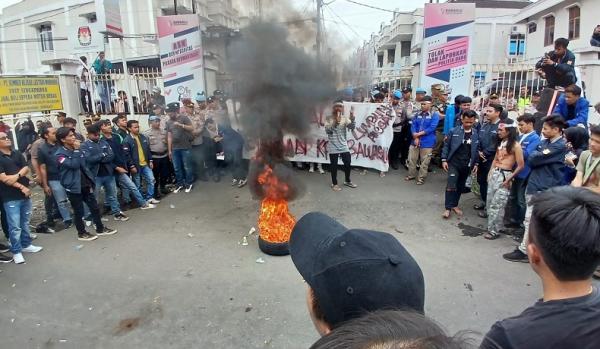 Mahasiswa Demo Desak Jajaran KPU dan Bawaslu Tasikmalaya Mundur, Dianggap Gagal Gelar Pilkada