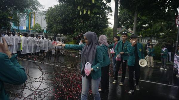 Mahasiswa Berduka Gelar Aksi Tabur Bunga di Depan Istana Bogor