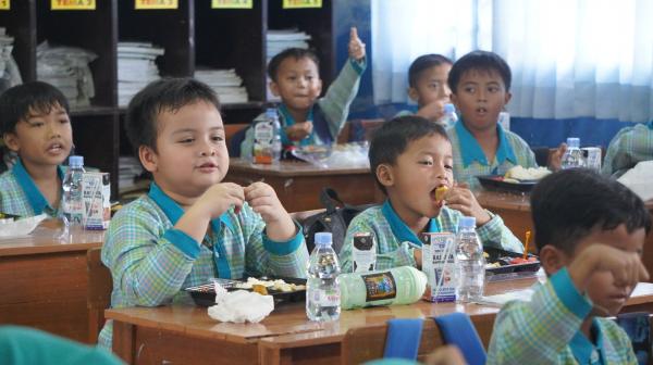 PWP dan KWP Kilang Pertamina Balongan Gelar Makan Siang Bergizi bersama Ratusan Siswa SD