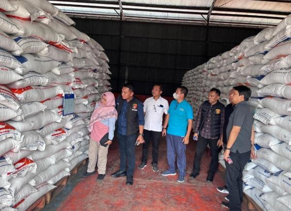 Pastikan Stok Sembako Ada dengan Harga Stabil, Satgas Pangan Polres Madiun Sidak Pasar dan Bulog