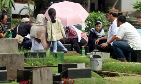 Rahasia Besar di Balik Ziarah Kubur! Tradisi Unik Ini Cuma Ada di Indonesia!