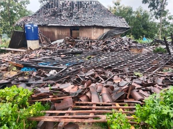 Hujan Disertai Angin Kencang di Grobogan Mengakibatkan 1 Rumah Roboh Dan Banjir di Sejumlah Desa