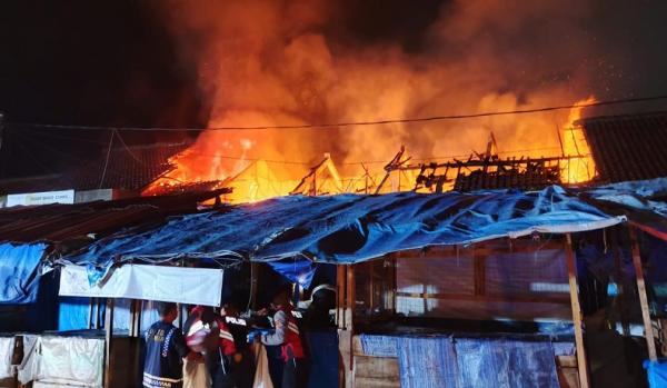 BREAKING NEWS: Pasar Manis Ciamis Terbakat Hebat, Pedagang Panik Selamatkan Dagangan